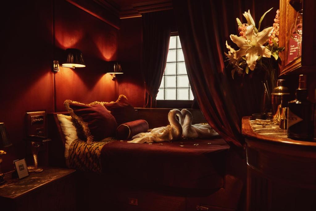 Luxury Hotel Room