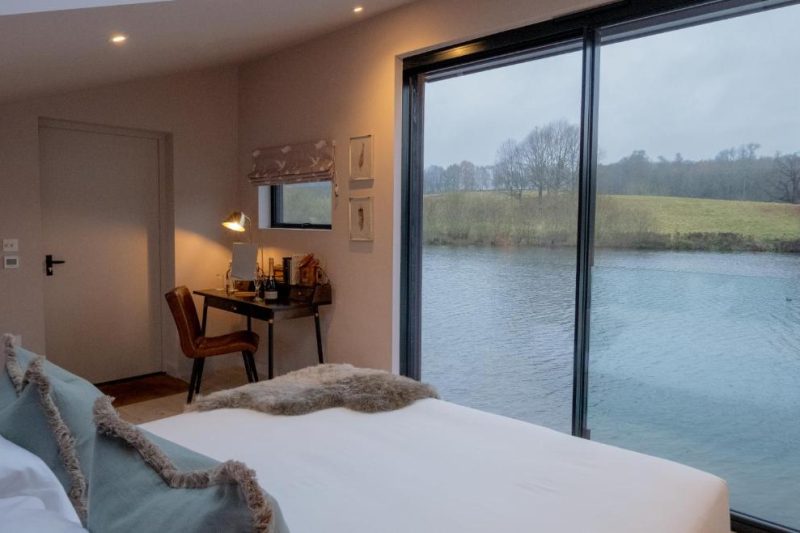 582246250